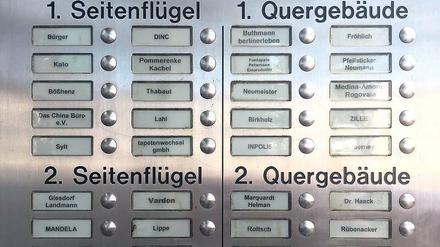 Mandela, Picasso und Libeskind als Nachbarn. Mehrere dieser Klingelschilder in Prenzlauer Berg gehören zu Ferienwohnungen.