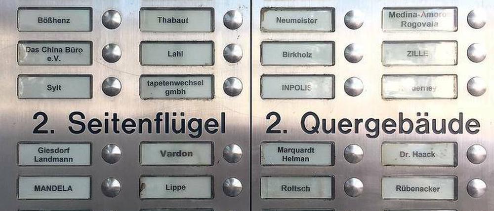Mandela, Picasso und Libeskind als Nachbarn. Mehrere dieser Klingelschilder in Prenzlauer Berg gehören zu Ferienwohnungen.