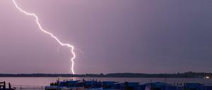 Dieser Blitz hat sich am Mittwoch in Niedersachsen entladen.