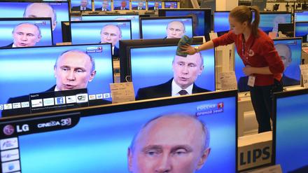 Fernseher zeigen das Konterfei von Präsident Wladimir Putin.