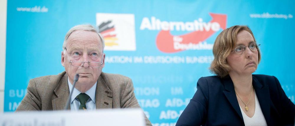 Fraktionschef Alexander Gauland und Innenpolitikerin Beatrix von Storch bei der Vorstellung des Antrags.
