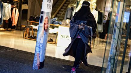 Frau mit Burka: Die Mehrheit der Menschen in Westeuropa ist gegen gegen ein solches Outfit. 