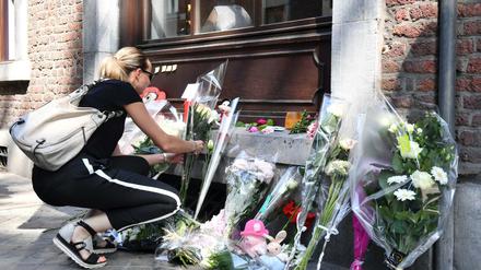 Lüttich: Eine Frau legt an dem Ort des Schusswechsels Blumen nieder.