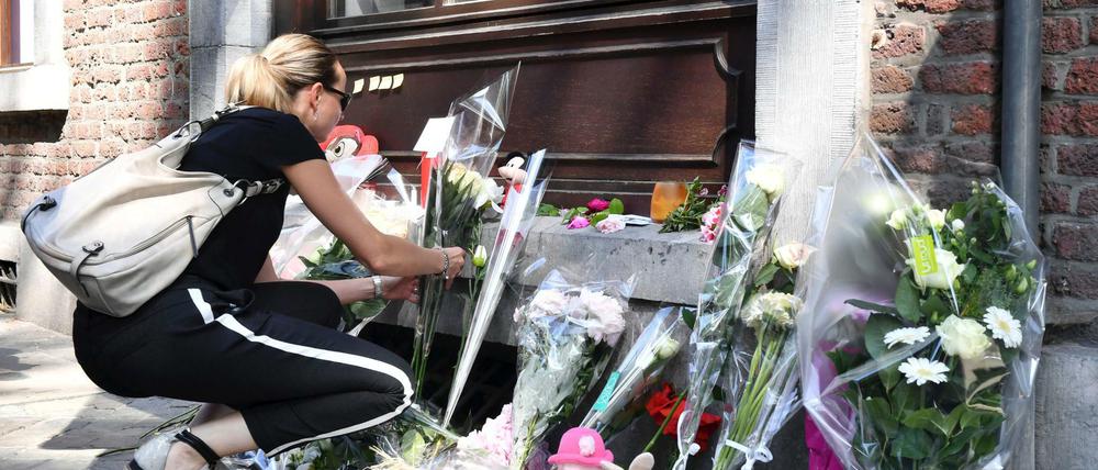 Lüttich: Eine Frau legt an dem Ort des Schusswechsels Blumen nieder.