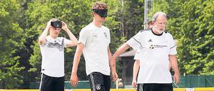 Zum Ball geführt. Thomas Müller (M.) beim Kick mit Dunkelbrille.