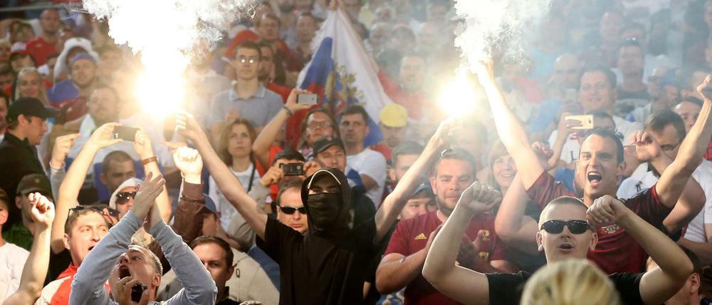 Vor der Pyrotechnik russischer Hooligans sollten sich laut Polizei in NRW deutsche Fans in Acht nehmen.