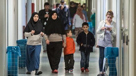Frauen und Kinder in einer Flüchtlingsunterkunft in Hessen.