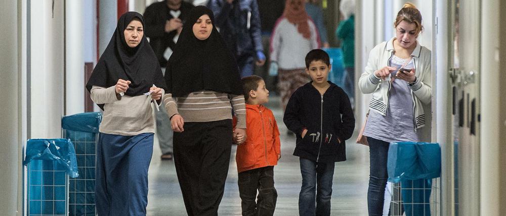 Frauen und Kinder in einer Flüchtlingsunterkunft in Hessen.