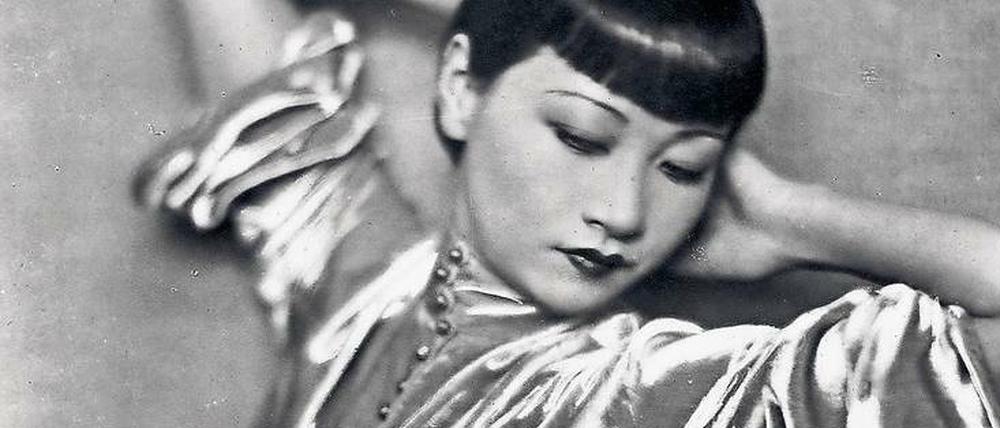 Stilsicher. Anna May Wong in einem authentischen Seidenkleid.