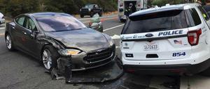 Ein Tesla-Elektroauto mit eingeschaltetem Autopilot ist erneut auf ein stehendes Fahrzeug aufgefahren.