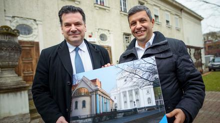 Gideon Joffe (l) und Raed Saleh stellen einen Entwurf zum Wiederaufbau der Synagoge vor.