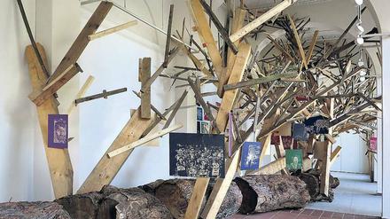 Thomas Kilppers Installation "Entwurzelt" schenkt einem umgestürzten Ahornbaum aus dem Körnerpark ein zweites Leben.
