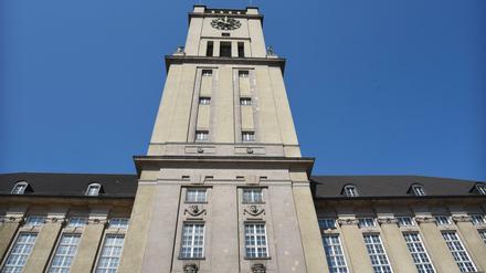 Frontansicht Rathaus Schöneberg mit Turm und Uhr.