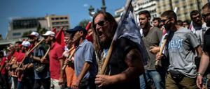 Streikende Mitglieder der Arbeiterfront PAME ziehen am Mittwoch durch die Innenstadt Athens.