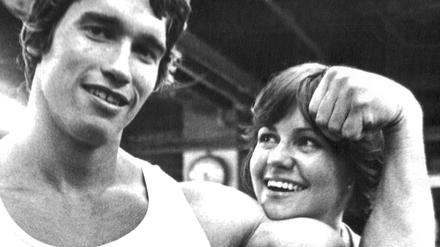 Männer und Frauen, wie sie mal waren? Schon Arnold Schwarzenegger (l) und Sally Field (r) zeigen in diesem Bild eine ironische Distanz zu ihren Rollen. Der Neuen Rechten geht das ab.