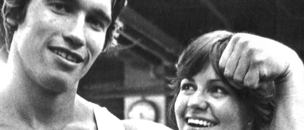 Männer und Frauen, wie sie mal waren? Schon Arnold Schwarzenegger (l) und Sally Field (r) zeigen in diesem Bild eine ironische Distanz zu ihren Rollen. Der Neuen Rechten geht das ab.