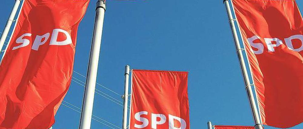 Fahnen zur Sonne, zur Freiheit. Am Freitag und Samstag findet der Parteitag der Berliner SPD in einem Hotel am S-Bahnhof Landsberger Allee statt.
