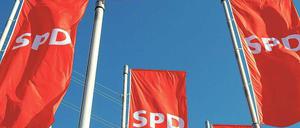 Fahnen zur Sonne, zur Freiheit. Am Freitag und Samstag findet der Parteitag der Berliner SPD in einem Hotel am S-Bahnhof Landsberger Allee statt. 