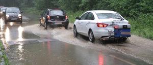 Starkregenfälle und Folgen Starkregen während eines Unwetters überflutet die Langenberger Straße im Ortsteil Überruhr. 