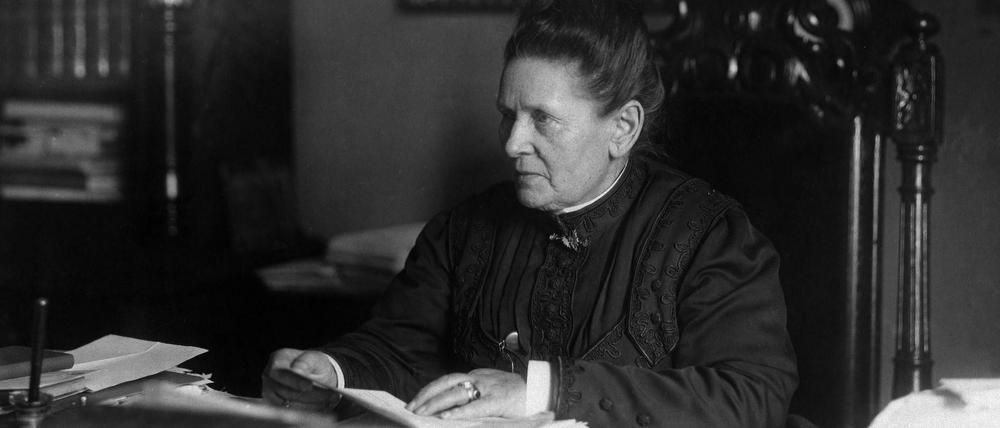 Am Schreibtisch sitzend: Elvira Castner (1844 – 1923), Frauenrechtlerin, Zahnärztin und Gründerin der ersten Gartenbauschule für Frauen, in Friedenau.