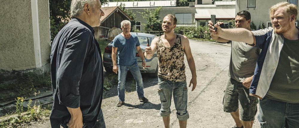 Die Freiländer Max (Ben Münchow, Mitte), Uli (Phil Arnold, 2. von rechts) und Luis (Sebastian Griegel, rechts) provozieren Kriminalhauptkommissar Franz Leitmayr (Udo Wachtveitl, links). Sein Kollege Ivo Batic (Miroslav Nemec, 2. von links) hofft, dass die Situation nicht eskaliert.