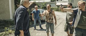 Die Freiländer Max (Ben Münchow, Mitte), Uli (Phil Arnold, 2. von rechts) und Luis (Sebastian Griegel, rechts) provozieren Kriminalhauptkommissar Franz Leitmayr (Udo Wachtveitl, links). Sein Kollege Ivo Batic (Miroslav Nemec, 2. von links) hofft, dass die Situation nicht eskaliert.