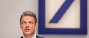Die Aufbruchsstimmung, die der neue CEO Christian Sewing bei der Hauptversammlung der Deutschen Bank zu verbreiten versuchte, ist bereits verpufft.