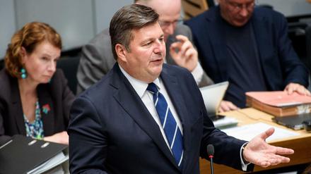 Andreas Geisel (SPD), Senator für Inneres und Sport, antwortet während der Fragestunde in der 27. Sitzung des Berliner Abgeordnetenhauses auf eine Frage eines Abgeordneten.