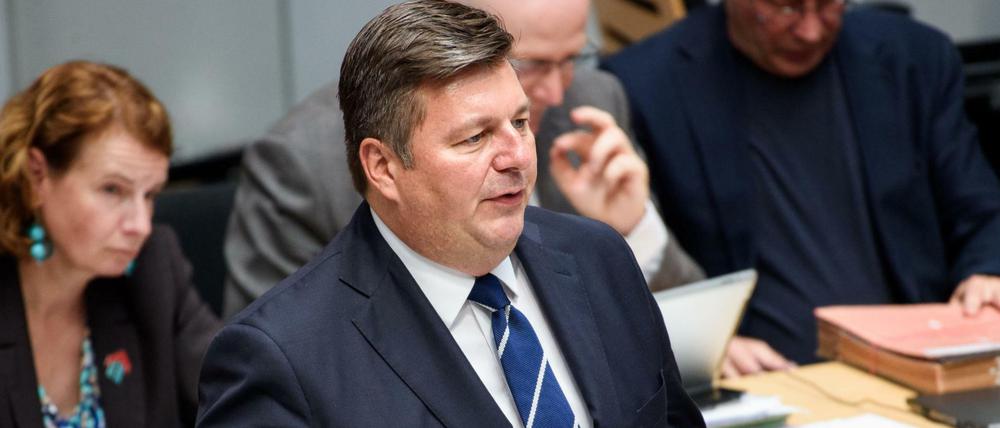 Andreas Geisel (SPD), Senator für Inneres und Sport, antwortet während der Fragestunde in der 27. Sitzung des Berliner Abgeordnetenhauses auf eine Frage eines Abgeordneten.