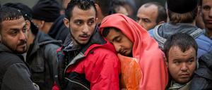 Flüchtlinge warten am 05.10.2015 in Berlin vor dem Landesamt für Gesundheit und Soziales (LAGESO) auf den Einlass zur Registrierung. 