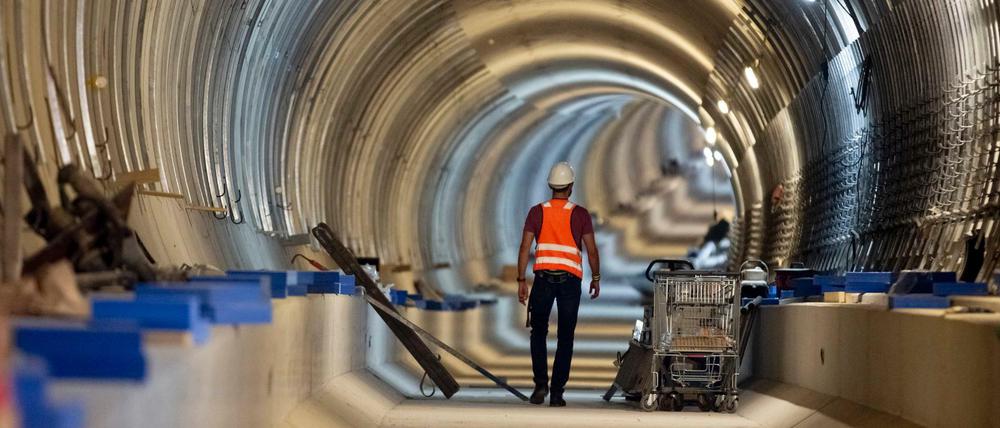 Ein Mann mit Warnweste geht durch den Tunnel der zukünftigen U5-Verlängerung zwischen Alexanderplatz und Brandenburger Tor.