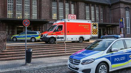 Rettungskräfte und Polizisten stehen vor dem Bahnhof in Flensburg