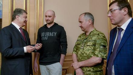Arkadi Babtschenko wird vom ukrainischen Präsidenten Petro Poroschenko (li.) empfangen. Ebenfalls anwesend:  Generalstaatsanwalt Juri Luzenko und Geheimdienstchef Wassyl Hryzak (v.r.).