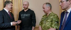 Arkadi Babtschenko wird vom ukrainischen Präsidenten Petro Poroschenko (li.) empfangen. Ebenfalls anwesend:  Generalstaatsanwalt Juri Luzenko und Geheimdienstchef Wassyl Hryzak (v.r.).