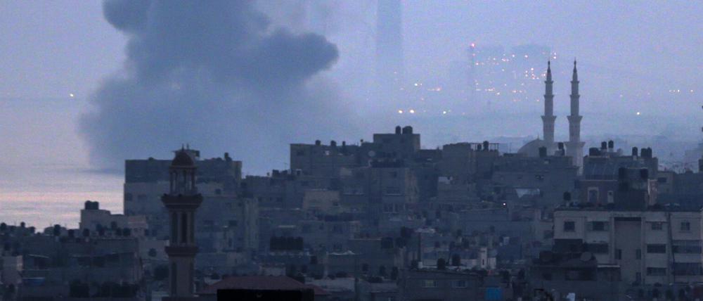 Rauch steigt über Gaza auf, nachdem israelische Kampfjets am 3. Juni Militärposten angegriffen hatten. 