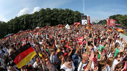 Außer Rand und Band. Auch auf den Fanmeilen kann wieder ausgelassen gefeiert werden wie bei der WM 2014.
