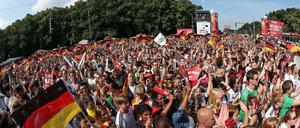 Außer Rand und Band. Auch auf den Fanmeilen kann wieder ausgelassen gefeiert werden wie bei der WM 2014.