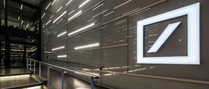 Ein Sprecher der Deutschen Bank erklärte am Dienstag in Frankfurt erneut, das Institut werde sich energisch gegen die Vorwürfe verteidigen. 