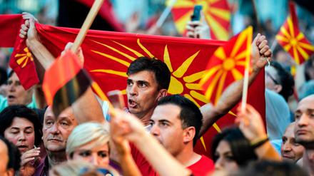 Anhänger der rechtsnationalen mazedonischen Oppositionspartei VMRO-DPMNE demonstrieren in Skopje.