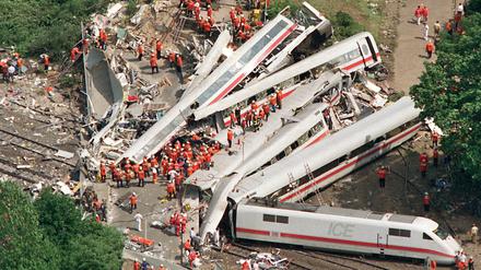 3. Juni 1998 in Eschede: Hunderte von Helfern suchen nach Opfern.