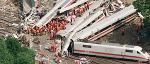 3. Juni 1998 in Eschede: Hunderte von Helfern suchen nach Opfern.