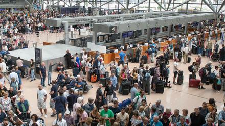 Zahlreiche Flugreisende stehen während eines Stromausfalls im Flughafen Hamburg.