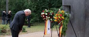 Bundespräsident Frank-Walter Steinmeier vor dem Denkmal für die im Nationalsozialismus verfolgten Homosexuellen im Berliner Tiergarten. 