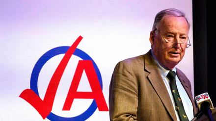 Der AfD-Partei- und Fraktionsvorsitzende Alexander Gauland spricht bei einem Treffen der "Jungen Alternative" in Seebach, Thüringen und vergleicht die Zeit des Nationalsozialismus mit einem "Vogelschiss".