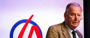 Der AfD-Partei- und Fraktionsvorsitzende Alexander Gauland spricht bei einem Treffen der "Jungen Alternative" in Seebach, Thüringen und vergleicht die Zeit des Nationalsozialismus mit einem "Vogelschiss".