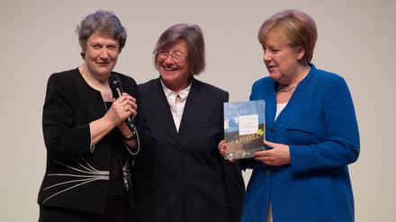 Die Vorsitzende der Expertenkommission, Helen Clark, und die Vorsitzende des Rats für Nachhaltige Entwicklung, Marlehn Thieme (Mitte), übergaben der Kanzlerin den Bericht.