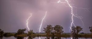 Bei Blitzeinschlägen kam es in den vergangenen Tagen in Niedersachsen und Rheinland-Pfalz zu Bränden. Ein Einfamilienhaus und der Turm einer Kapelle fingen Feuer.