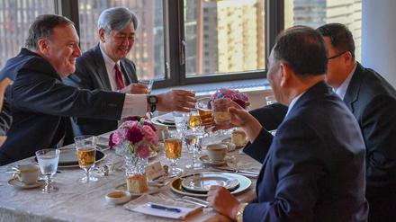 US-Außenminister Mike Pompeo (li.) stößt an mit Kim Yong Chol (re.), Parteifunktionär und früherer Geheimdienstchef von Nordkorea.  