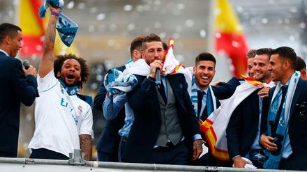 Reals Kapitän Sergio Ramos lässt sich bei der Siegerparade durch Madrid feiern. 