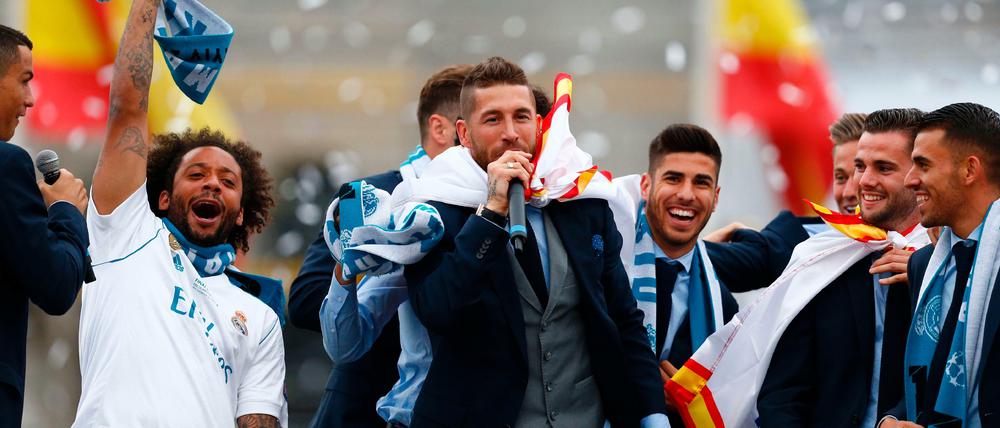 Reals Kapitän Sergio Ramos lässt sich bei der Siegerparade durch Madrid feiern.